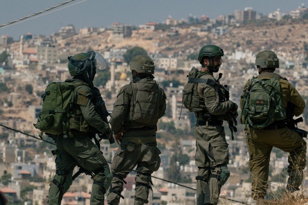 Israeli soldiers gather during a protest in the town of Beita, in West Bank on July 26, 2024. Palestinians protest weekly against the building of Israeli settlements in Mount Sabih. (Photo by Wahaj Bani Moufleh / Middle East Images / Middle East Images via AFP)
Teherán