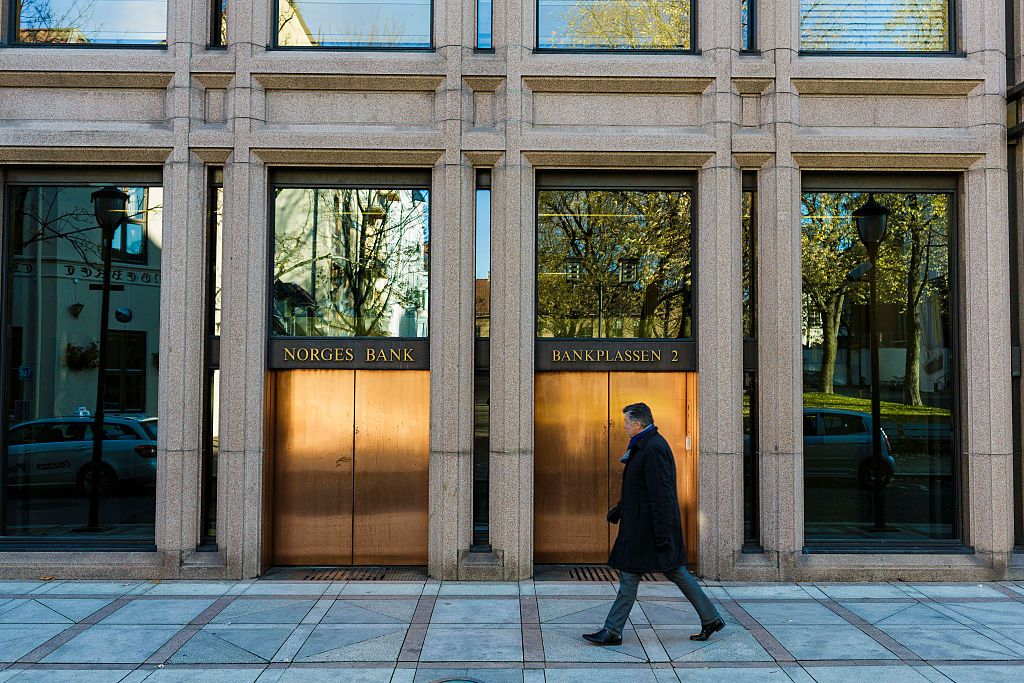 novég állami vagyonalap, magyar állampapír, OTP, befejtetés, szuverén alap, A pedestrian passes the closed entrance to the headquarters of Norges Bank in Oslo, Norway, on Wednesday, Oct. 29, 2014. "India is one of those markets where you should expect that we will continue to increase our investments over time, significantly," Slyngstad, said. Photographer: Krister Soerboe/Bloomberg 