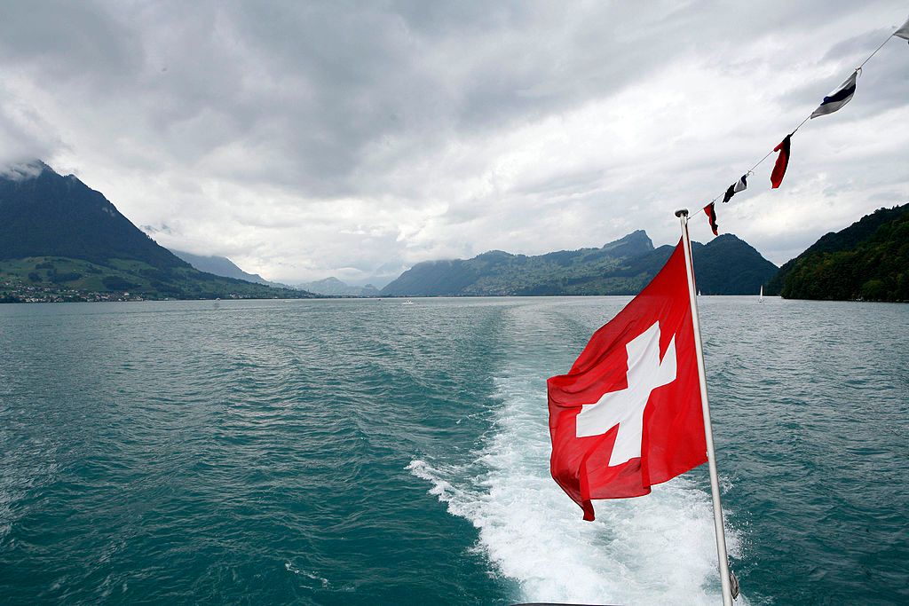 A Swiss flag is seen on a boat near Brunnen, Switzerland, Tu
Svájc