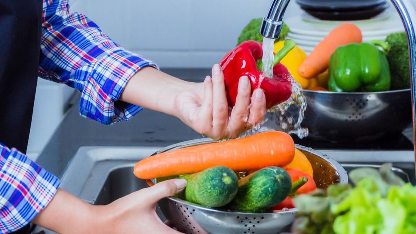 Young,Woman,Washing,Lettuce,And,Apples,To,Remove,Pesticides,Before