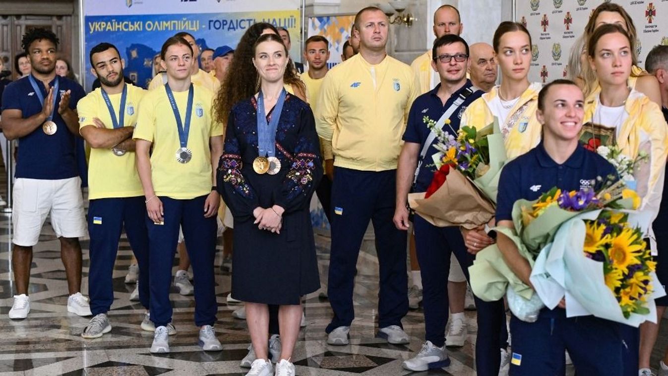 Olga Harlan, nyakában az arany- és a bronz éremmel. Ukrajna a háború ellenére is kifizeti az olimpikonoknak a dobogós helyezésekért járó pénzjutalmat. 