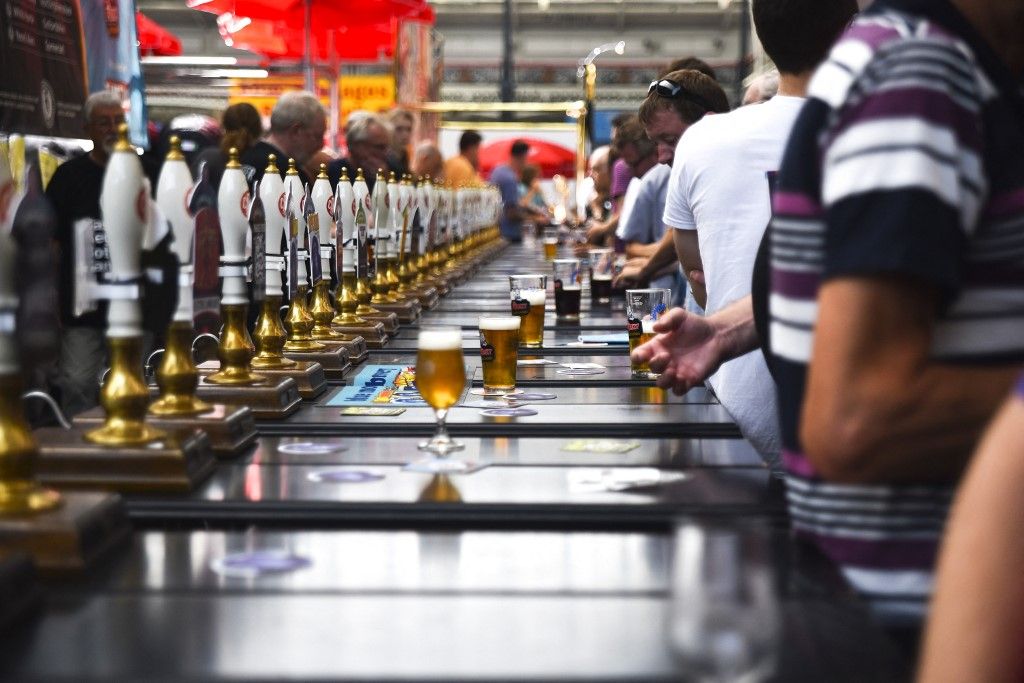 Nem minden spanyol sör valójában az, aminek hirdetik.
Visitors are seen at the CAMRA (Campaign for Real Ale) Great British Beer festival at Olympia exhibition centre, London on August 7, 2017. The five day event is Britain's largest beer festival with around 55,000 people expected to attend. The festival features over 900 real ales and ciders from around the world. (Photo by Alberto Pezzali/NurPhoto) (Photo by Alberto Pezzali / NurPhoto / NurPhoto via AFP)