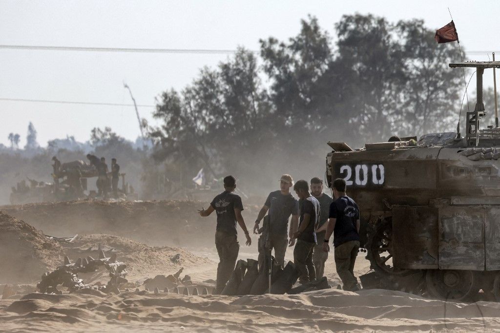 Israeli army soldiers repair the treads of a tracked vehicle at a position along the border with the Gaza Strip and southern Israel on July 14, 2024 amid the ongoing conflict in the Palestinian territory between Israel and Hamas. (Photo by Menahem KAHANA / AFP)
izrael
