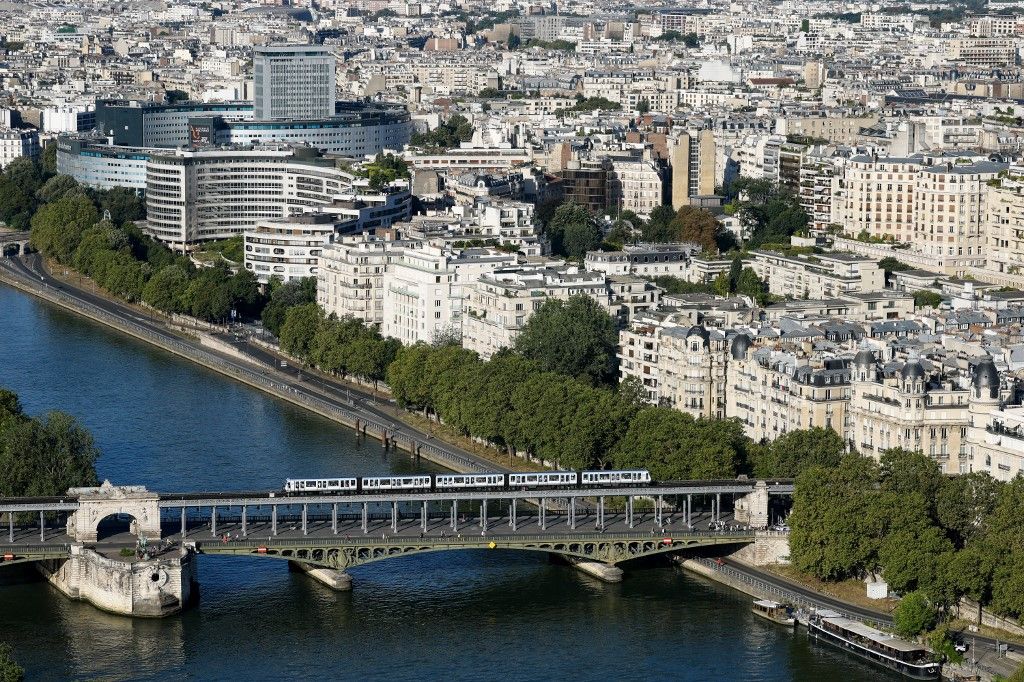 A metro train is seen crossing the Bir Hakeim bridge over river Seine in Paris during the Paris 2024 Olympic Games on August 10, 2024. (Photo by Odd ANDERSEN / AFP)