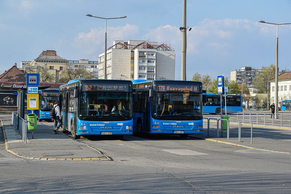 Budapest, 2021. április 21.Autóbusz-végállomás a csepeli Szent Imre téren.MTVA/Bizományosi: Róka László ***************************Kedves Felhasználó!Ez a fotó nem a Duna Médiaszolgáltató Zrt./MTI által készített és kiadott fényképfelvétel, így harmadik személy által támasztott bárminemű – különösen szerzői jogi, szomszédos jogi és személyiségi jogi – igényért a fotó szerzője/jogutódja közvetlenül maga áll helyt, az MTVA felelőssége e körben kizárt. busz