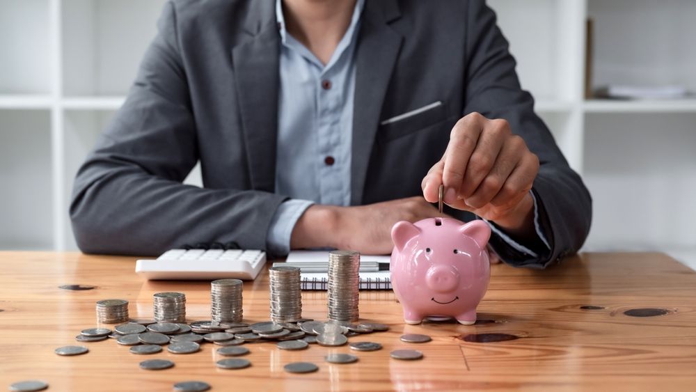 Businessman,Saving,Money,With,Piggy,Bank,And,Coins,On,Desk,
MABISZ, nyugdíjbiztosítás, pénzügyi tudatosság, megtakarítás