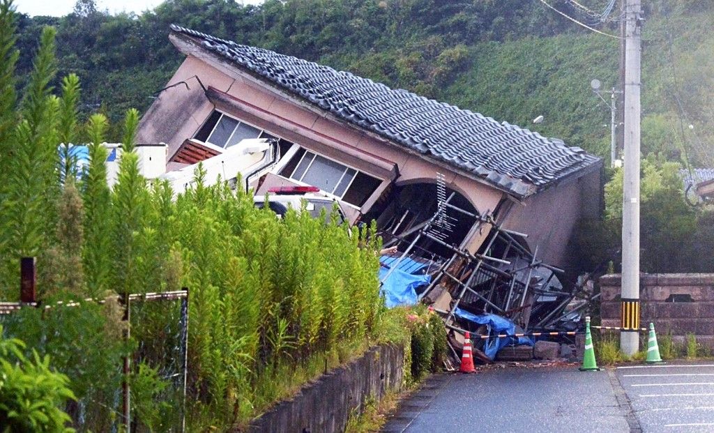 A house is collapsed due to a massive earthquake in Osaki Town, Kagoshima Prefecture, adjacent to Miyazaki Prefecture, on August 8, 2024. At 4:43 p.m. on Aug. 8th, the earthquake measuring magnitude 7.1 occurred off the coast of Miyazaki Prefecture, with its epicenter in the Hyuga-Nada Sea. The Japan Meteorological Agency is investigating whether the earthquake is related to “Nankai megathrust earthquakes.”( The Yomiuri Shimbun ) (Photo by Masato Oyamada / Yomiuri / The Yomiuri Shimbun via AFP) földrengés