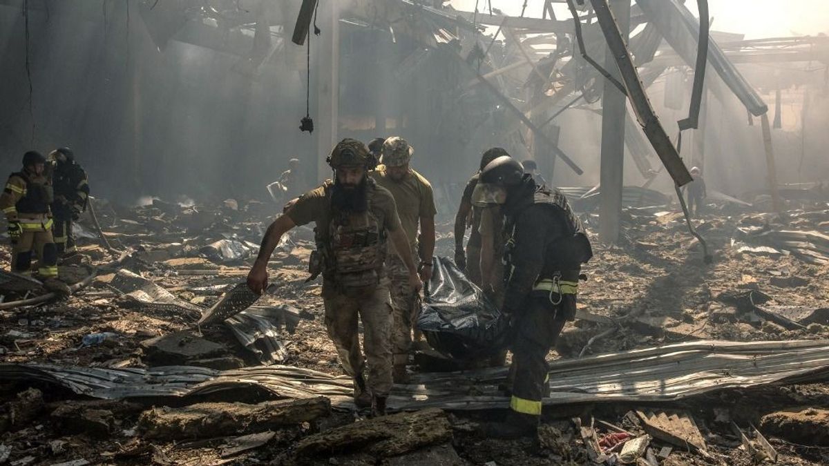 Sok a halott, az oroszok felrobbantottak egy ukrán bevásárlóközpontot