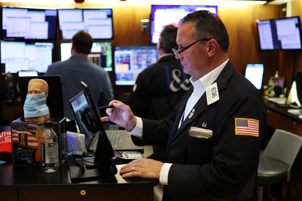 S&P 500, elemzők, tőzsde, részvény, A trader works on the floor of the New York Stock Exchange (NYSE) ahead of the closing bell in New York City on August 5, 2024. Wall Street stocks deepened their losses Monday and Tokyo had its worst day in 13 years as panic spread across trading floors over fears of recession in the United States. (Photo by Charly TRIBALLEAU / AFP)