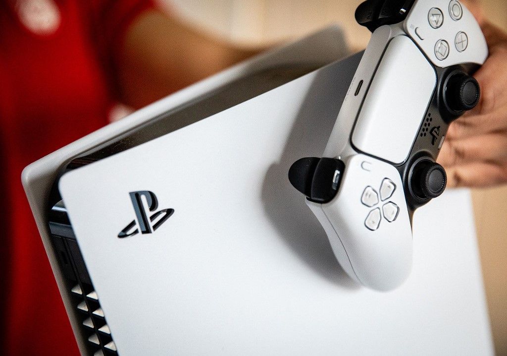 2020-11-19 17:03:21 11/19/2020, Dordrecht - From today, Dutch gamers can purchase the highly anticipated PlayStation 5 game console from Sony, the Japanese electronics group has announced. In Japan, South Korea, the United States, Canada, Mexico, Australia and New Zealand enthusiasts can buy one a week earlier. Photo: ANP / HH / Jeffrey Groeneweg (Photo by ANP/HH/Jeffrey Groeneweg / ANP MAG / ANP via AFP)