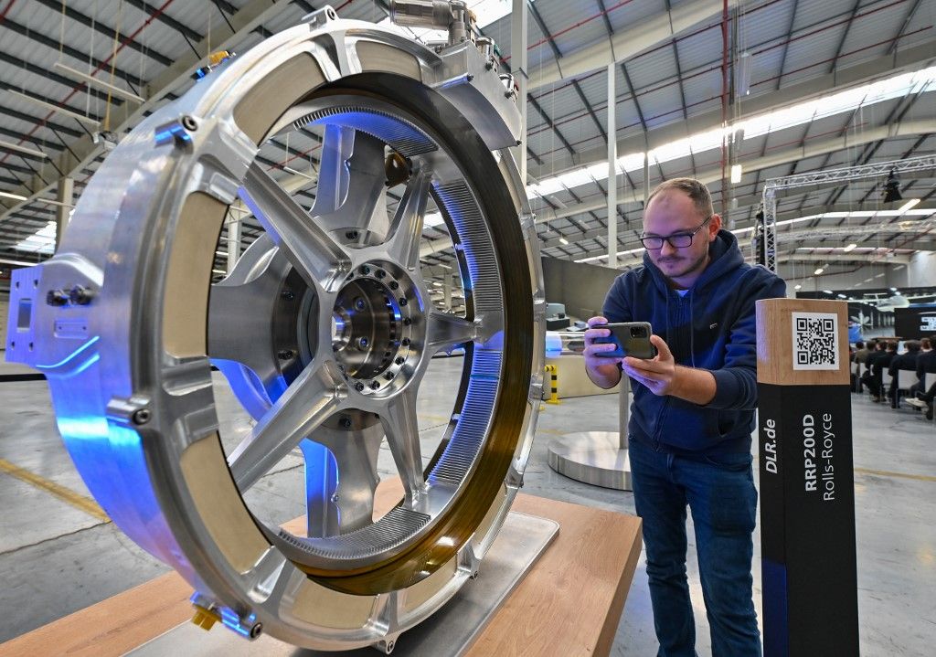 13 November 2023, Brandenburg, Cottbus: An electric motor from the manufacturer Rolls-Royce is on display at the opening of the HepCo test environment (Hybrid Electric Propulsion Cottbus) from the German Aerospace Center. Photo: Patrick Pleul/dpa (Photo by PATRICK PLEUL / DPA / dpa Picture-Alliance via AFP)