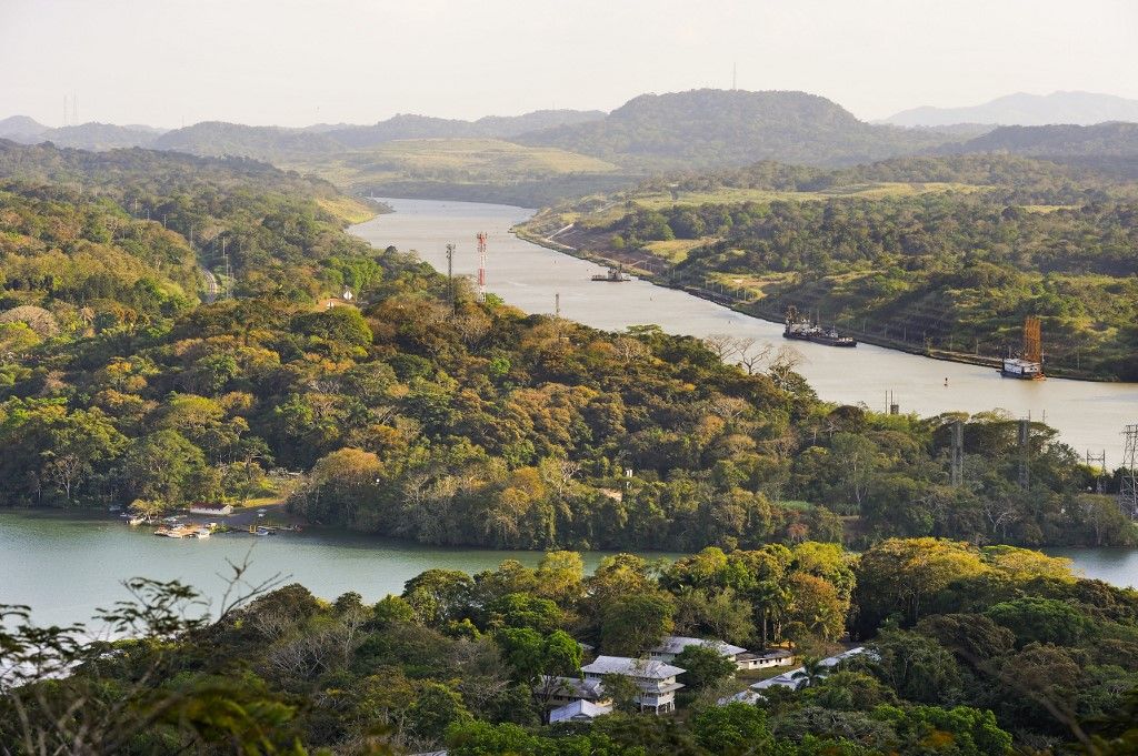 Panama-csatorna Watch tower of the Gamboa Resort situated at the confluence of the Chagres River and the Canal, Republic of Panama, Central America