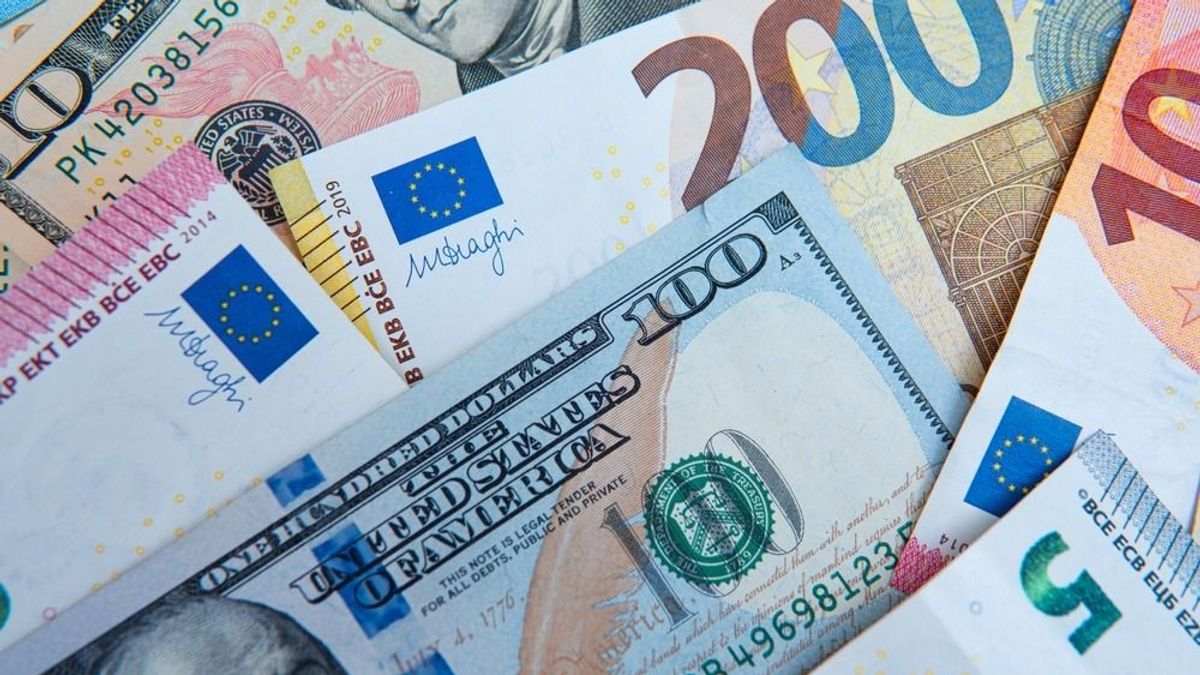 Ömlenek a dollár- és az euróbankjegyek Oroszországba