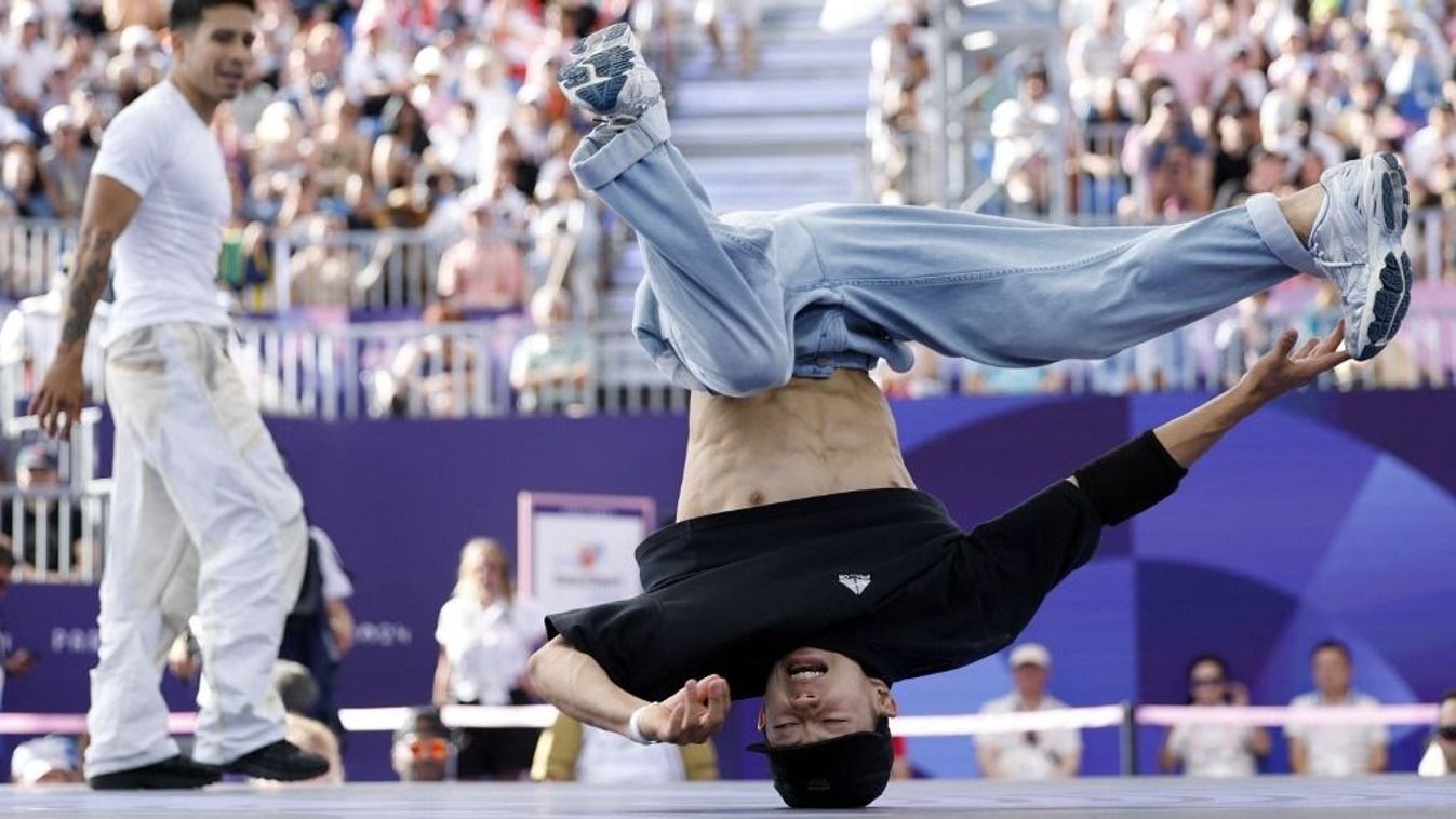 Japan's Hiroto Ono known as Hiro10 (R) competes against US' Victor Montalvo known as Victor in the Men's Breaking dance round robin of the Paris 2024 Olympic Games at La Concorde in Paris, on August 10, 2024. (Photo by Odd ANDERSEN / AFP)