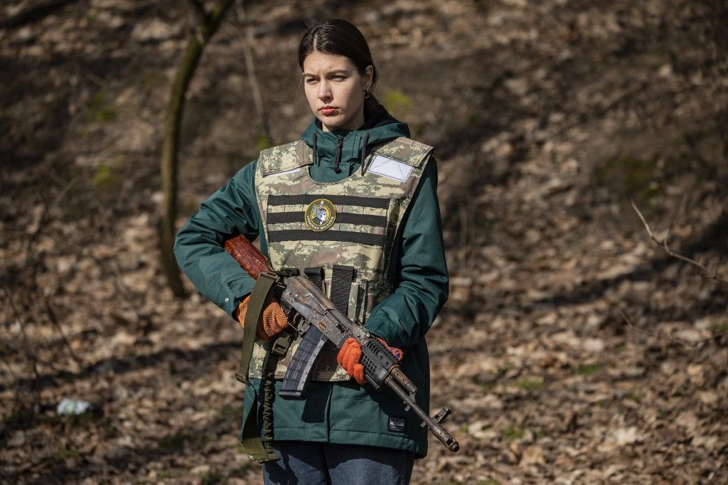 Ukrainian women undergo military training in Kyiv