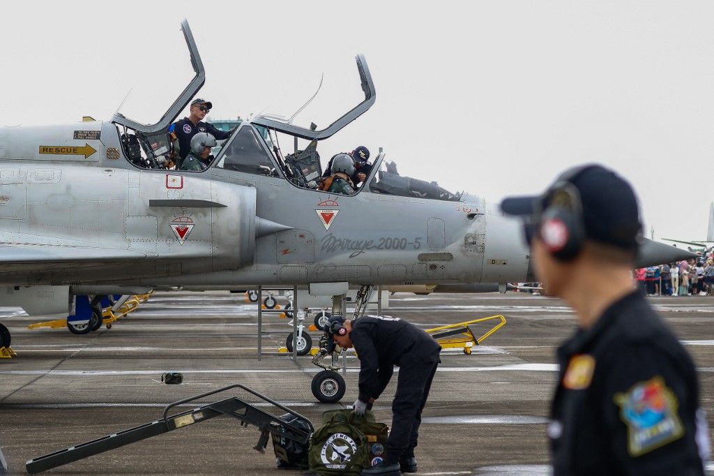 CHIAYI, TAIWAN, 10 AUGUST: Military personnel inspect a M2000-5 French fighter jet after it landed during a demonstration as part of an Air Force open house event, at an air base in Chiayi, Taiwan, on 10 August, 2024. The event is held in the midst of escalating geopolitical tensions in the Taiwan Strait and between the United States and China. The People’s Liberation Army has also increased its military presence with war planes and vessels in the South China Sea, or the West Philippines Sea in recent months. Daniel Ceng / Anadolu (Photo by Daniel Ceng / ANADOLU / Anadolu via AFP) Kína