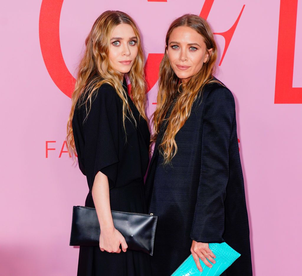 NEW YORK, NY - JUNE 03:  Mary Kate Olsen and Ashley Olsen at CFDA awards on June 3, 2019 in New York City  (Photo by J. Lee/FilmMagic) Olsen-ikrek