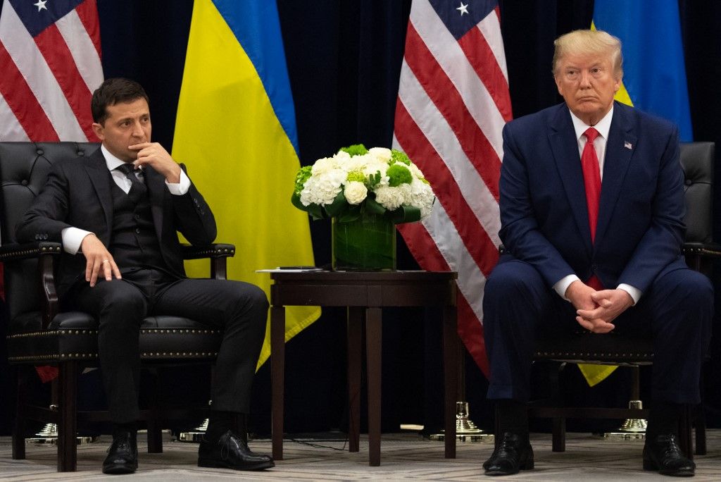 US President Donald Trump and Ukrainian President Volodymyr Zelensky looks on during a meeting in New York on September 25, 2019, on the sidelines of the United Nations General Assembly. (Photo by SAUL LOEB / AFP)