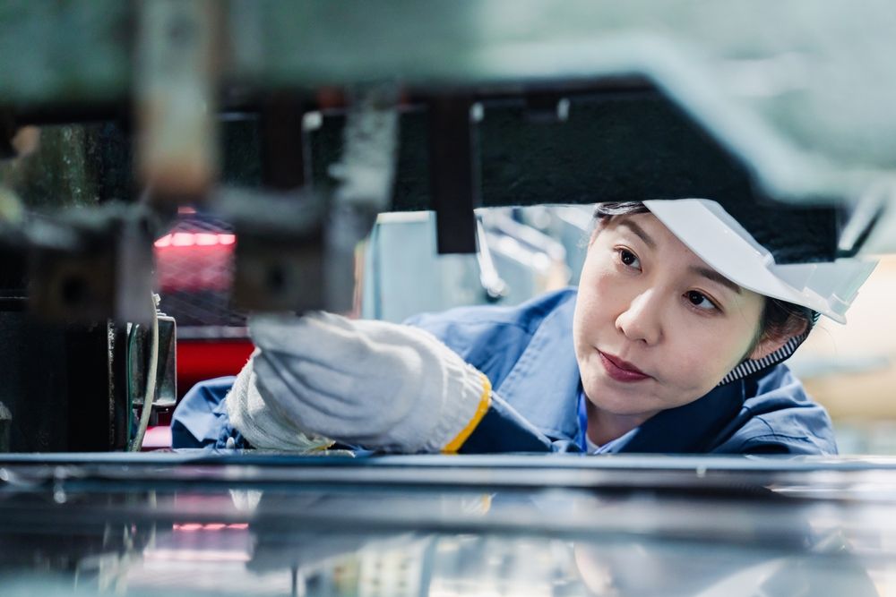 A,Female,Technician,Maintaining,And,Inspecting,Machinery