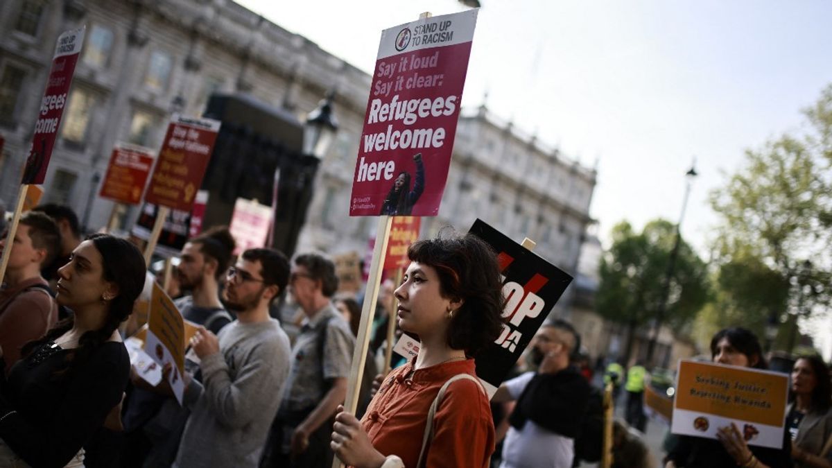 Migrációs összefogás: a németek és franciák együtt segítenének a brit helyzeten