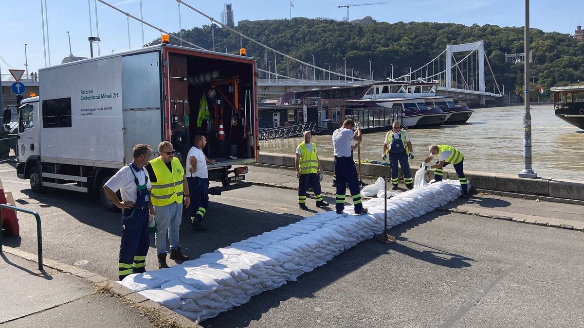 Árvíz: több mint nyolcezer liter üzemanyagot ad át a NAV a védekezésre 