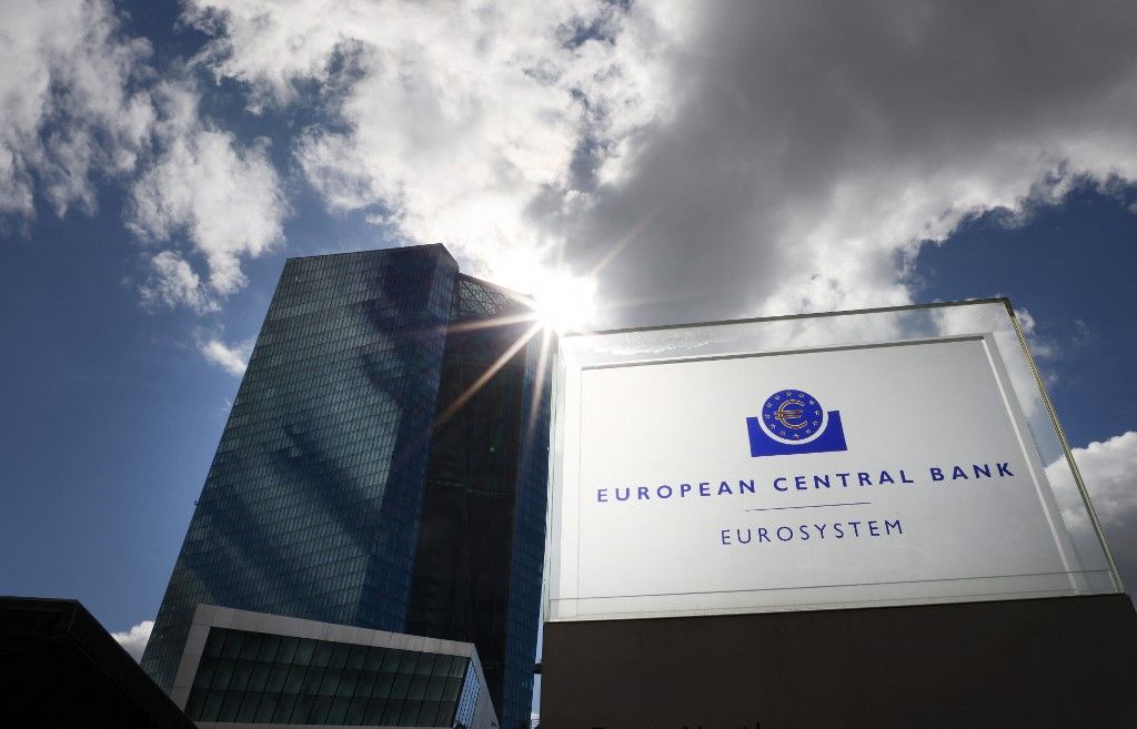 The European Central Bank (ECB) building is pictured prior to a news conference following the meeting of the governing council of the ECB in Frankfurt/Main, Germany, on September 12, 2024. With inflation slowing and the economic outlook darkening, the European Central Bank is expected to cut interest rates again on September 12, 2024 but is unlikely to give much away about its next moves. (Photo by Daniel ROLAND / AFP), ekb, forint, 