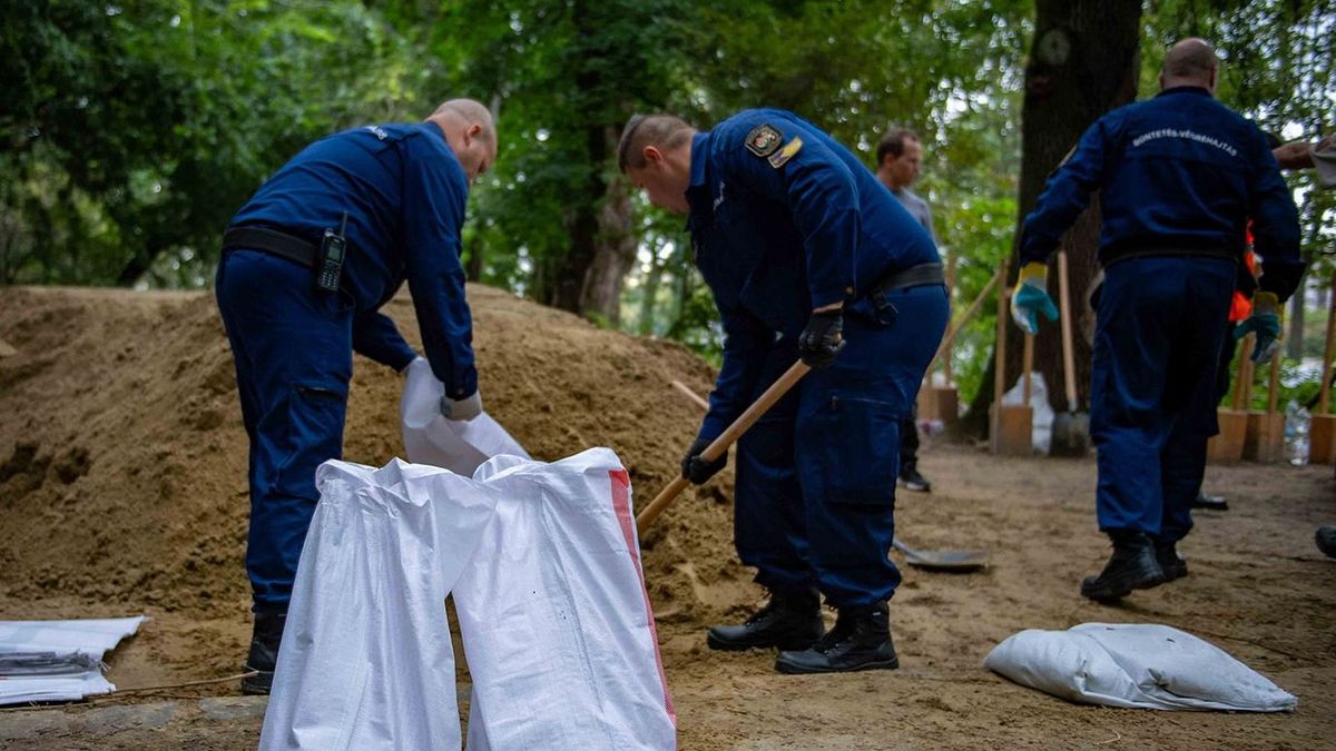 Rabok és fegyőrök védik az árvíztől a Margit-szigetet 