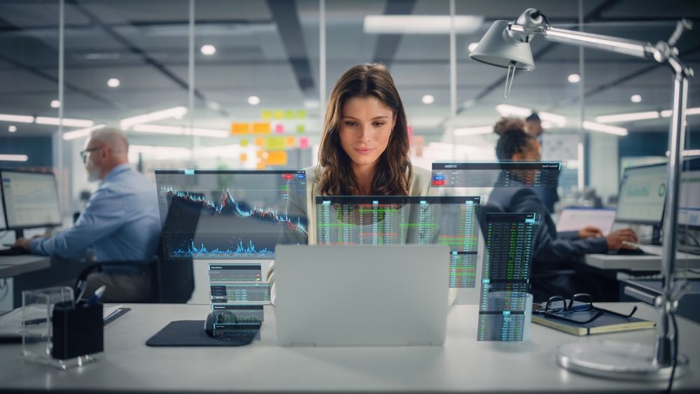 Young,Happy,Businesswoman,Using,Laptop,Computer,In,Modern,Office,With
A mesterséges intelligencia egyes számú előnye az időnyereség