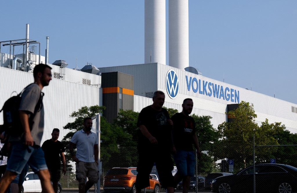 05 September 2024, Saxony, Zwickau: Employees leave the Volkswagen plant in Zwickau after a works meeting. Europe's largest car manufacturer had announced that, in view of the worsening situation, it would once again tighten its austerity measures at the core VW brand. Plant closures in Germany and compulsory redundancies are no longer ruled out. Photo: Hendrik Schmidt/dpa (Photo by HENDRIK SCHMIDT / DPA / dpa Picture-Alliance via AFP)