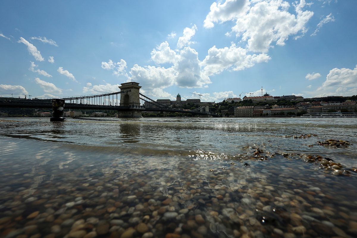 árvíz
Budapest, 2024. június 8.Az áradó Duna Budapesten, a Lánchídnál az árhullám tetőzésekor 2024. június 8-án.MTI/Hegedüs Róbert, árvíz