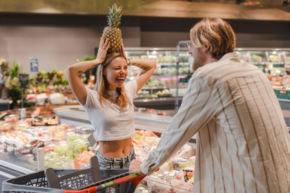 Young,Woman,Is,Putting,A,Pineapple,On,Her,Head,As
ananász