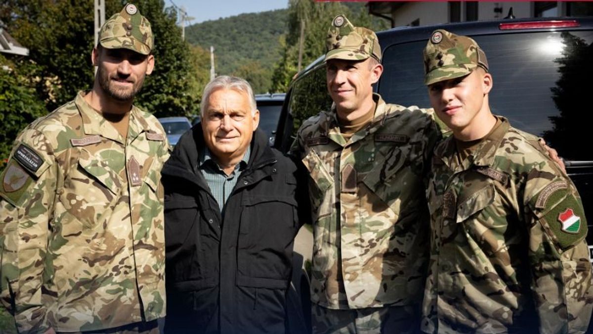 Orbán Viktor Kismaroson fotózkodott ifjabb Schobert Norberttel és az Újpest volt futballistájával 