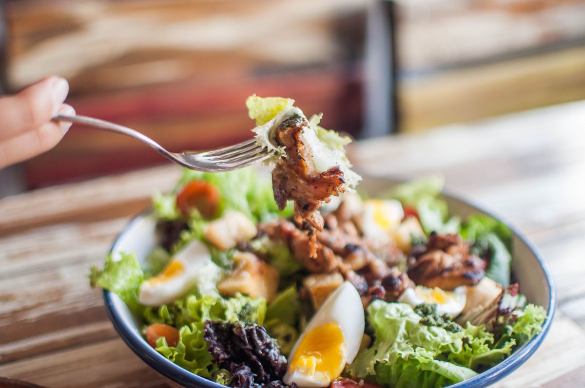 A high-angle close-up view of a salad in a bowl, hús