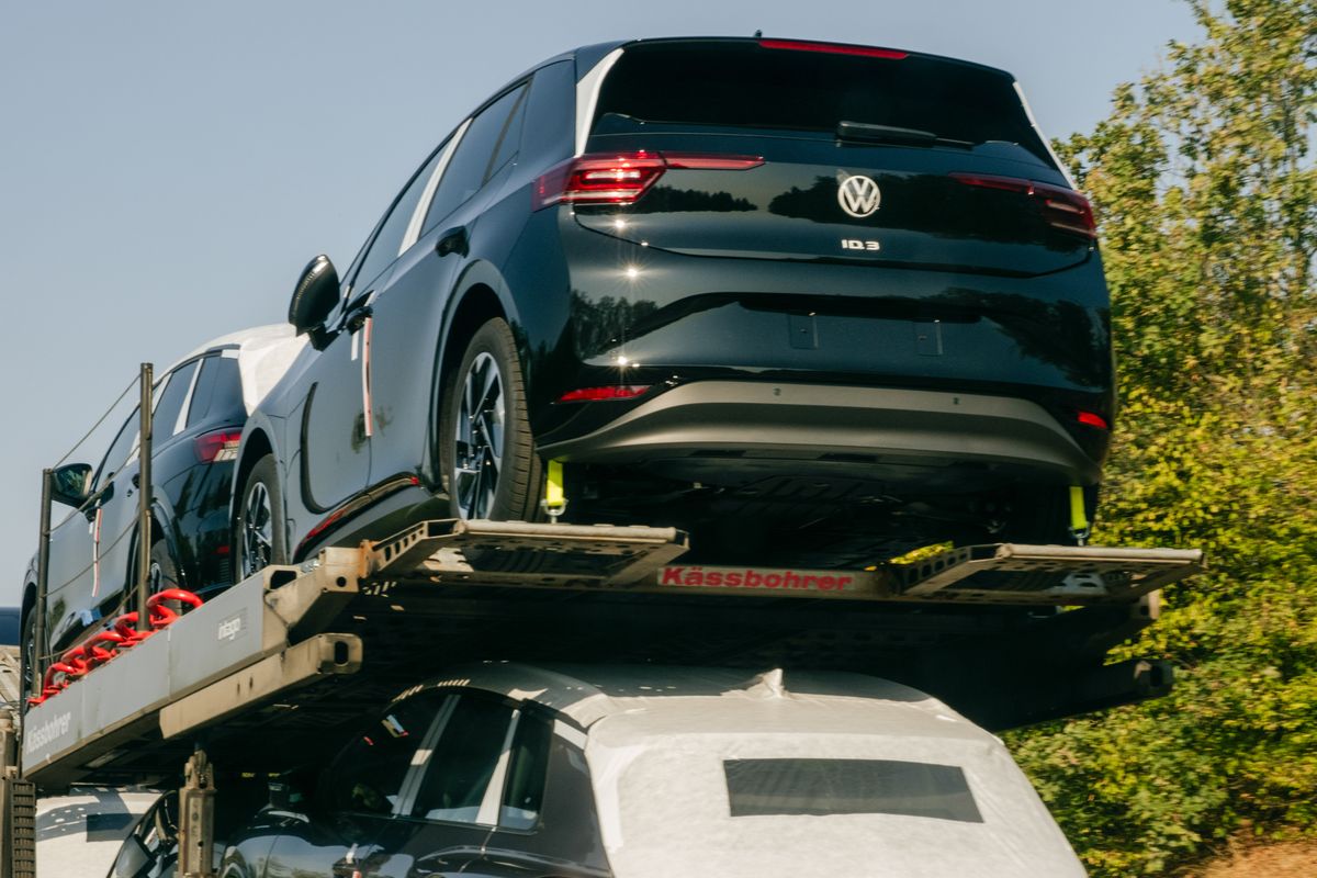 Az autókat a vártnál kevésbé, a rossz híreket pedig nagyobb tömegben szállítja a német autóipar, a Volkswagen tarsolya sem ürült még ki
Volkswagen AG Defends Plan to Shut German Factories With Plunging Sales