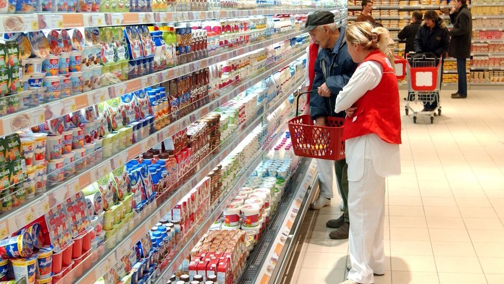 Belgrade,serbia,-,Circa,January,2007:,Unidentified,Customer,Buys,Food,In