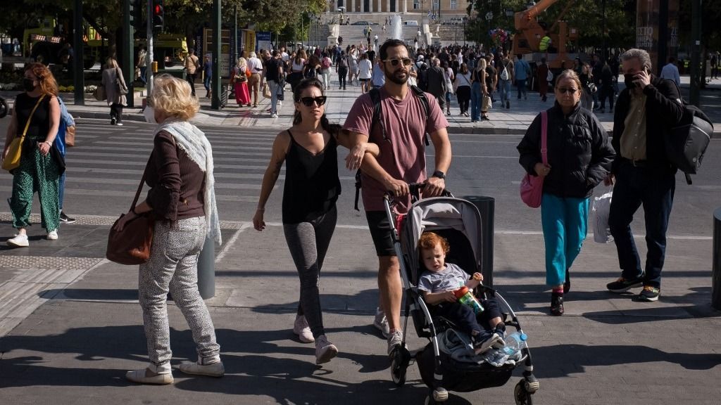 A couple with their child are walking at Syntagma square in Athens, Greece on November 3, 2022. (Photo by Nikolas Kokovlis/NurPhoto) (Photo by Nikolas Kokovlis / NurPhoto / NurPhoto via AFP) athén