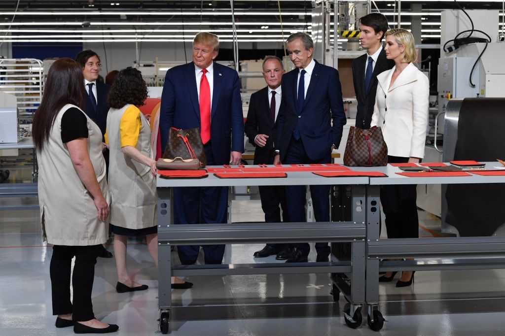 (FromR) Ivanka Trump, advisor to the US president, Alexandre Arnault, Chief Executive of LVMH (Louis Vuitton Moet Hennessy) Bernard Arnault, CEO of Louis Vuitton Michael Burke and US President Donald Trump visit the new Louis Vuitton factory in Alvarado (40 miles south of Fort Worth), Johnson County, Texas on October 17, 2019. A workshop of the French brand Louis Vuitton will be inaugurated in Texas by Donald Trump, in the presence of Bernard Arnault, CEO of LVMH, who had indicated to the American President in 2017 that he was ready to invest more in the United States. (Photo by Nicholas Kamm / AFP)