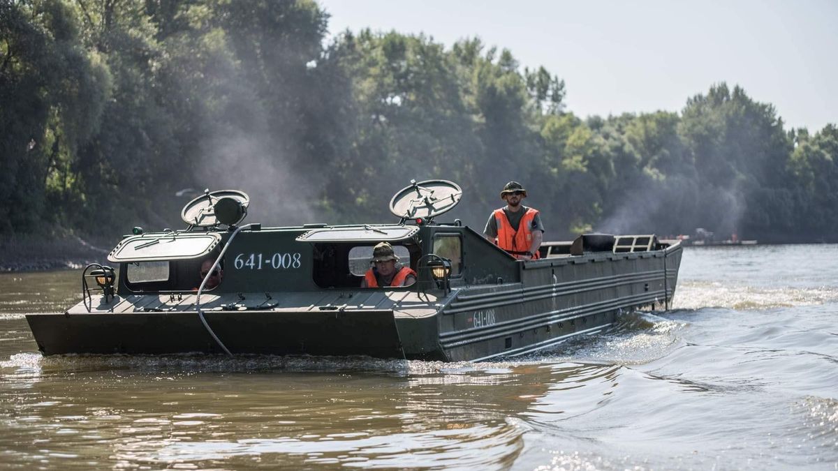 Lánctalpas kétéltű járműveket vezényelt ki a honvédség az árvíz ellen