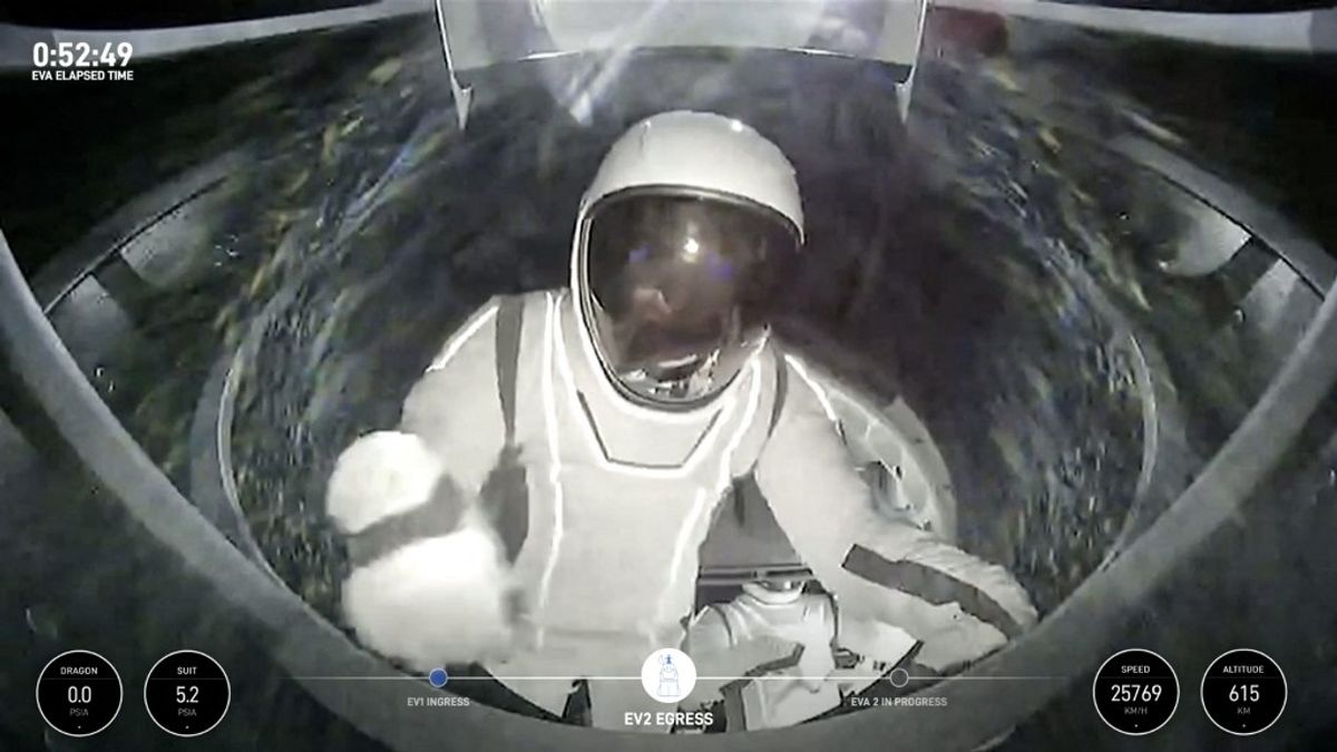 Megmenekültek az űrben ragadt asztronauták, megérkezett a SpaceX űrkapszulája
