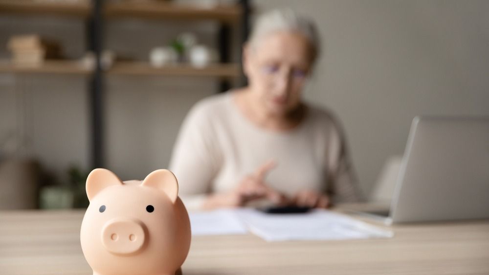 Toy,Pink,Piggy,Bank,On,Work,Table,Of,Senior,Tenant,, önkéntes nyugdíjpénztár lakossági befektetés