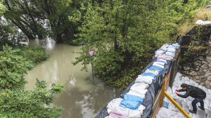 A szomszédos országokban már halálos áldozatok is vannak az árvíz miatt, náluk egyelőre nem történt hasonló tragédia