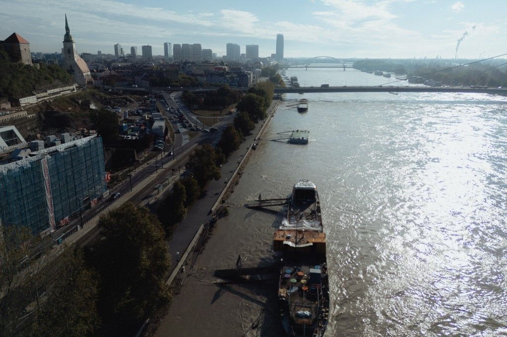 Danube River overflows in heart of Slovakia's Bratislava, árvíz