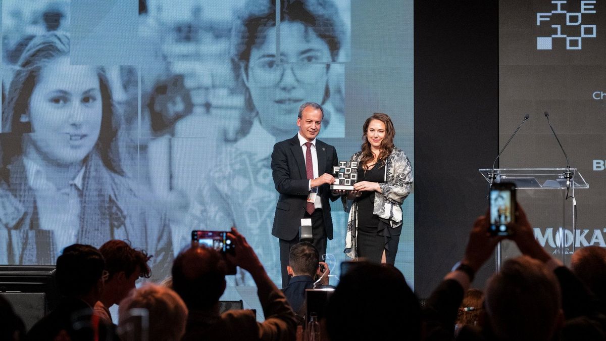 Polgár Judit és Polgár Zsuzsa is rangos díjat kapott a Nemzetközi Sakkszövetségtől