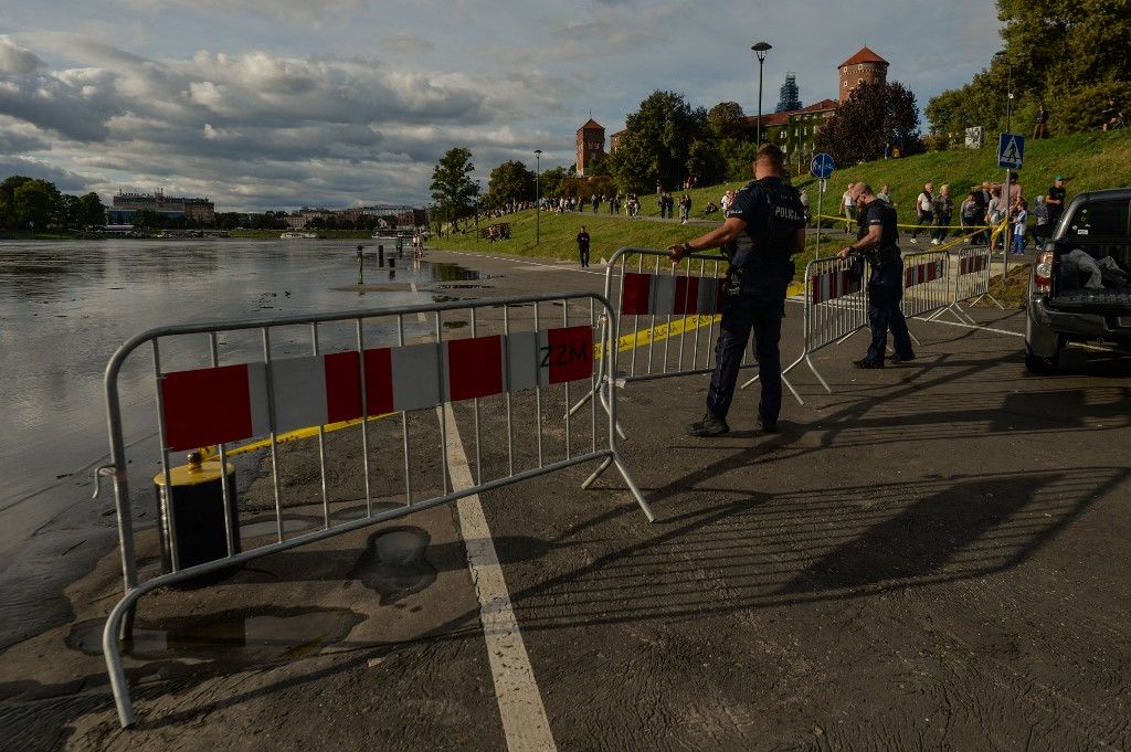 Heavy rain triggers floods, overflowing Vistula River in Southern Poland
árvíz 
Ausztria
autópálya