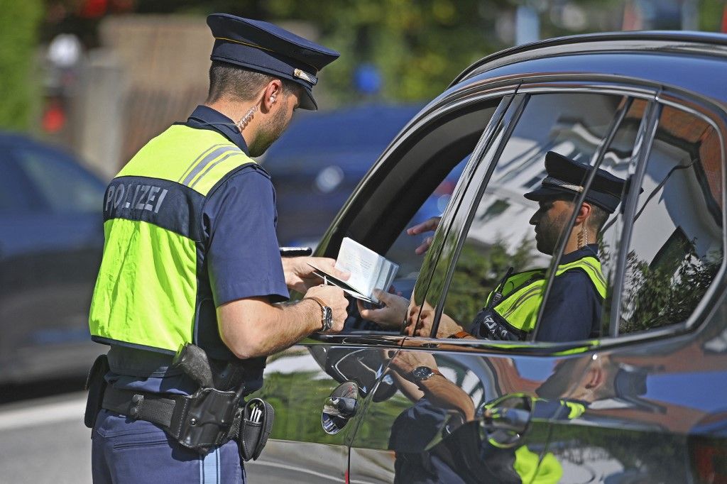 Border control of the Bavarian border police at the NEUE BRUECKE border crossing in Burghausen.