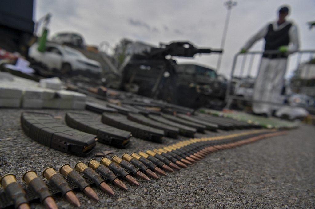 Kosovo police officers display weapons and military equipments seized in the village of Banjska, in Mitrovica on September 25, 2023. The standoff between gunmen and Kosovo authorities at a monastery near the Serbian border ended late September 24, 2023, the Interior Minister in Pristina announced, after police regained control of the area, following a police officer's death hours earlier when a patrol was hit by an ambush involving firearms and explosives. (Photo by Armend NIMANI / AFP) koszovó