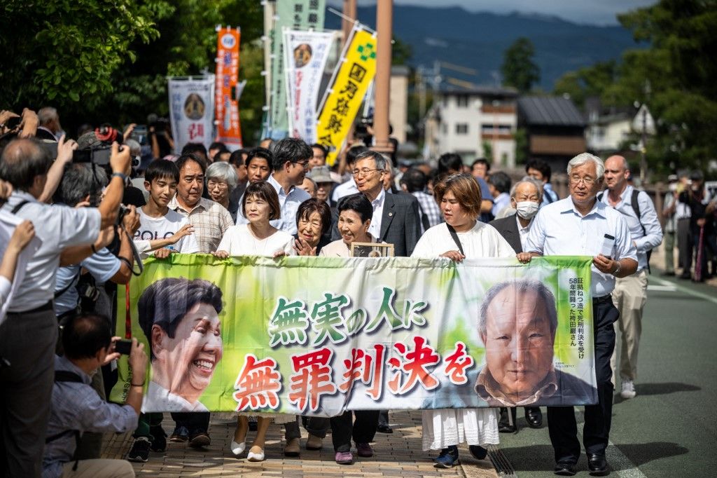 Hideko Hakamada (C) holds a portrait and a banner reading "innocent man, not guilty verdict" to support her brother Iwao Hakamada, as she arrives to the Shizuoka District Court on September 26, 2024. The world's longest-serving death row prisoner hears from a Japanese court on September 26 if he will again face execution or finally be acquitted, a decade after obtaining a retrial of his murder conviction. Iwao Hakamada, 88, was jailed under the death penalty for 46 years until he was freed in 2014 pending retrial.
Philip FONG / AFP
kivégzés