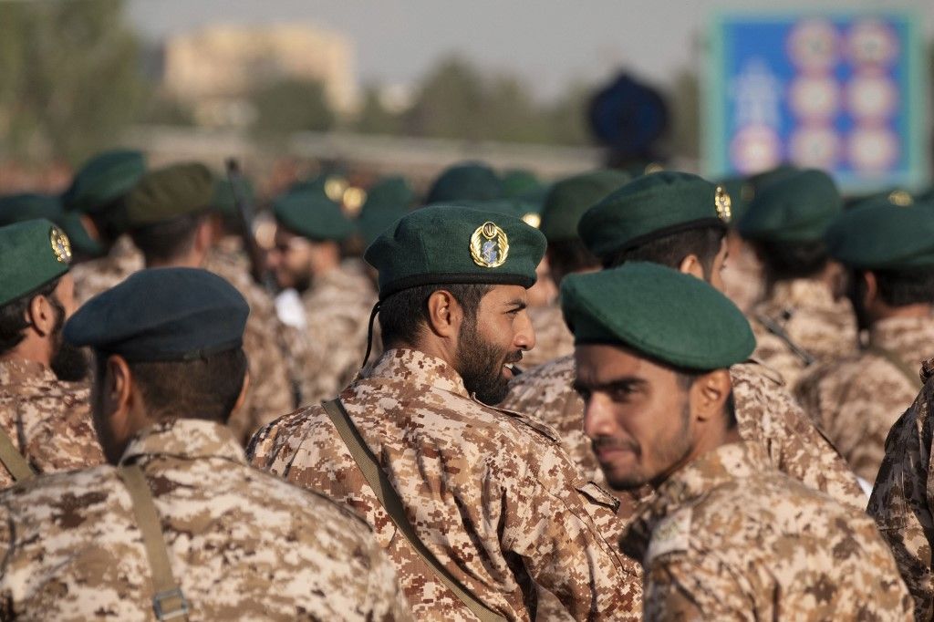 Military Parade Commemorating Anniversary Of Iran-Iraq War, csipogóbomba, irán, iráni forradalmi gárda