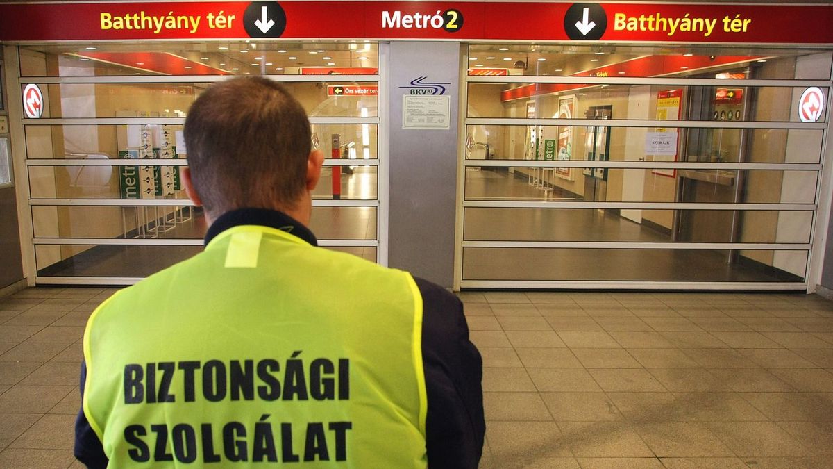 Füstölt a 2-es metró, lezárták a teljes vonalat 