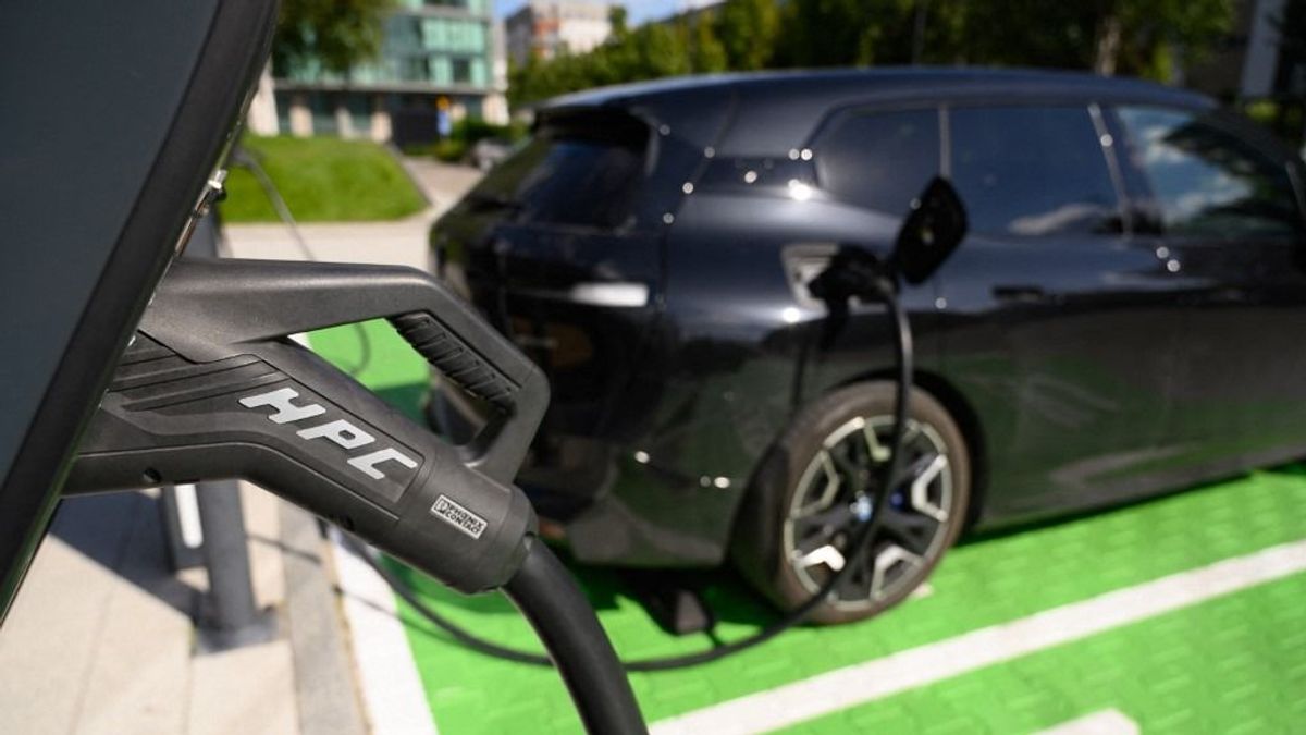 Bajban az elektromos autók piaca: egyre kevesebb új járművet veszünk